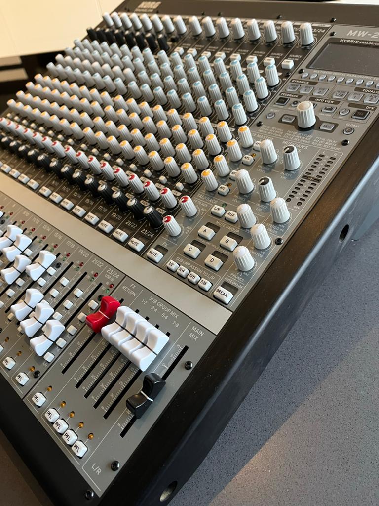 KORG MW-2408 Hybrid Mixer - Zo goed als nieuw, Ophalen, Zo goed als nieuw, 20 kanalen of meer, Microfooningang