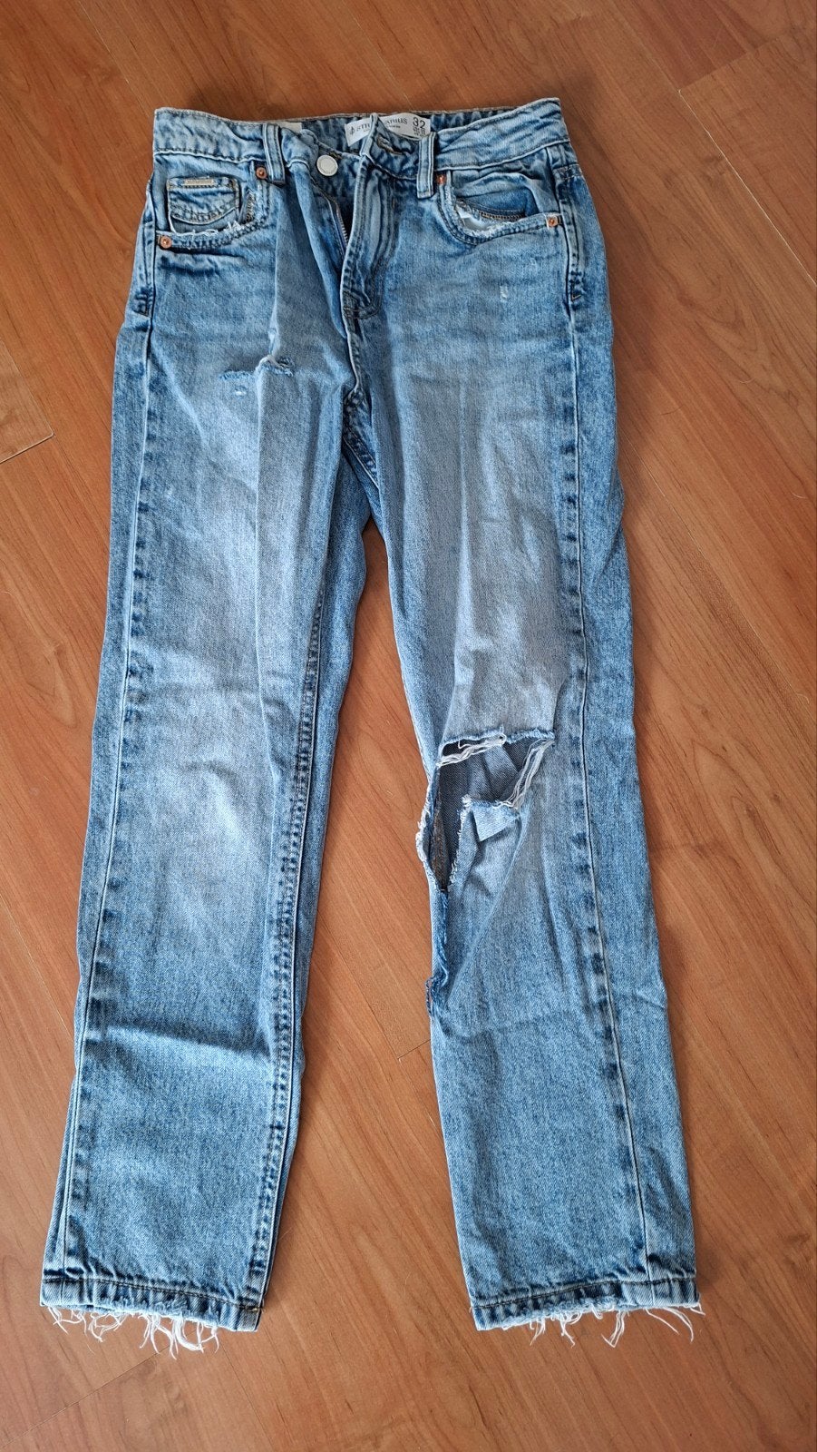 Stradivarius jeans met gaten maat 32, Blauw, Ophalen of Verzenden, Zo goed als nieuw, W27 (confectie 34) of kleiner