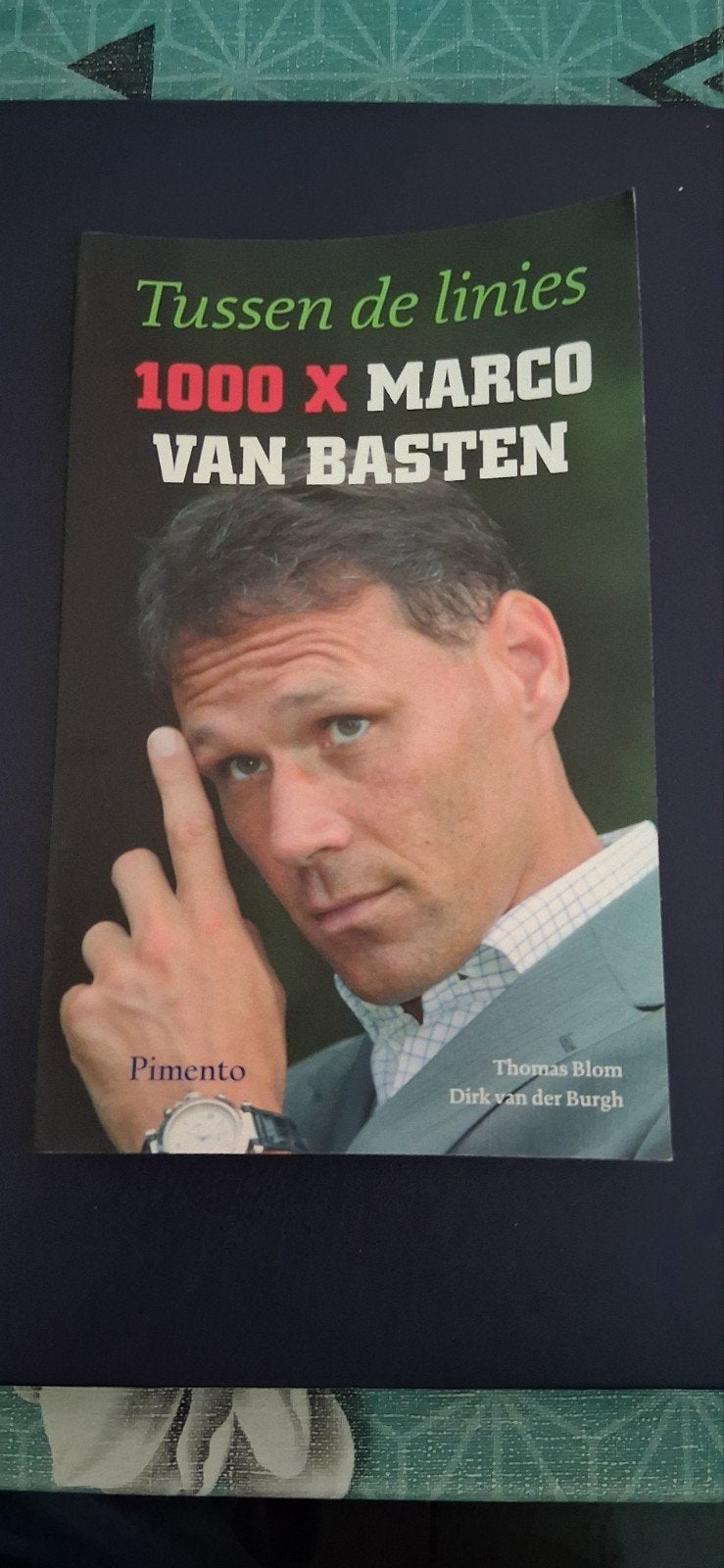 Tussen de linies: 1000 x Marco van Basten, Ophalen of Verzenden, Zo goed als nieuw, Thomas Blom, Dirk van der Burgh, Overige sporten