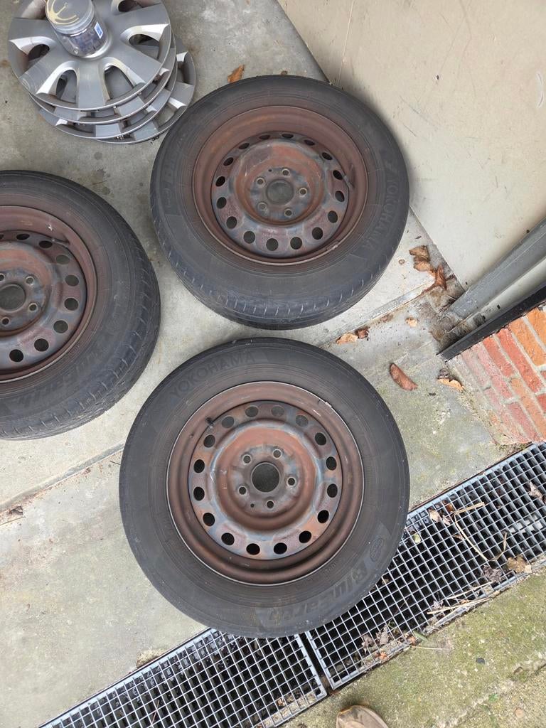 Zomerbanden op stalen velgen Toyota Avensis Verso 205/65R15, Ophalen, Gebruikt, Suzuki