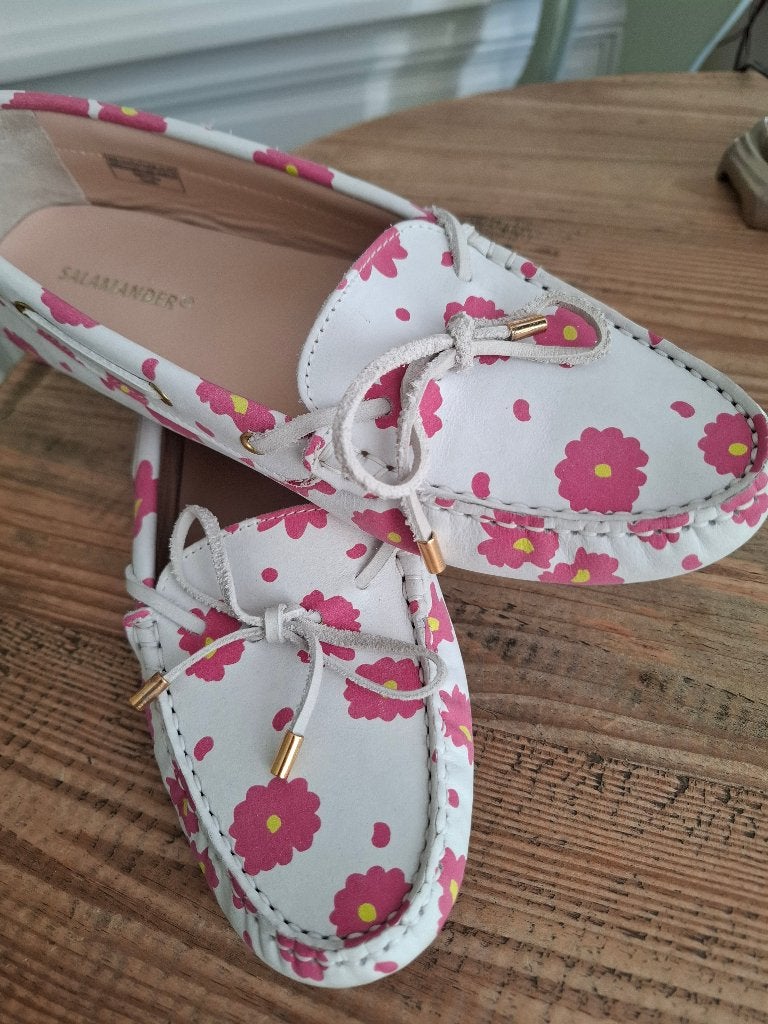 Salamander mocassins met bloemen. Heel bijzonder!, Wit, Nieuw, Ophalen of Verzenden, Espadrilles of Moccasins