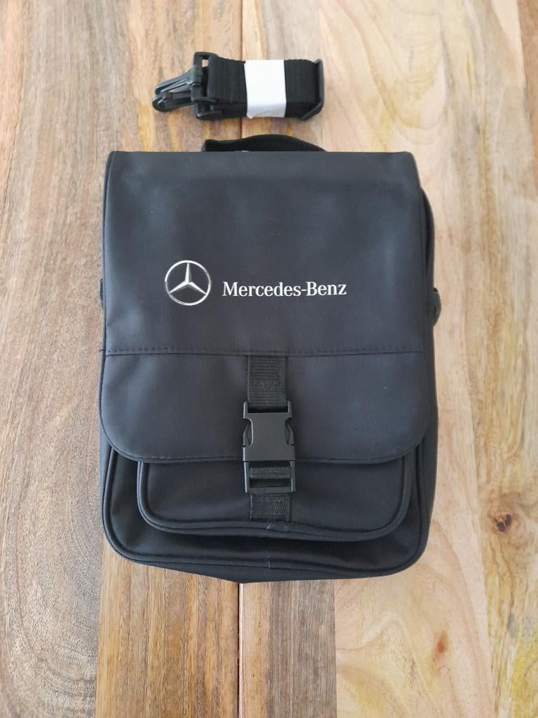 Mercedes Tas, Verzenden
