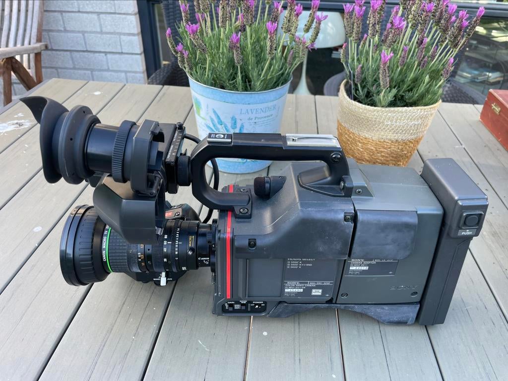 Sony video camera, 3ccD, type DXC-325P, Ophalen of Verzenden, Hi 8, Camera