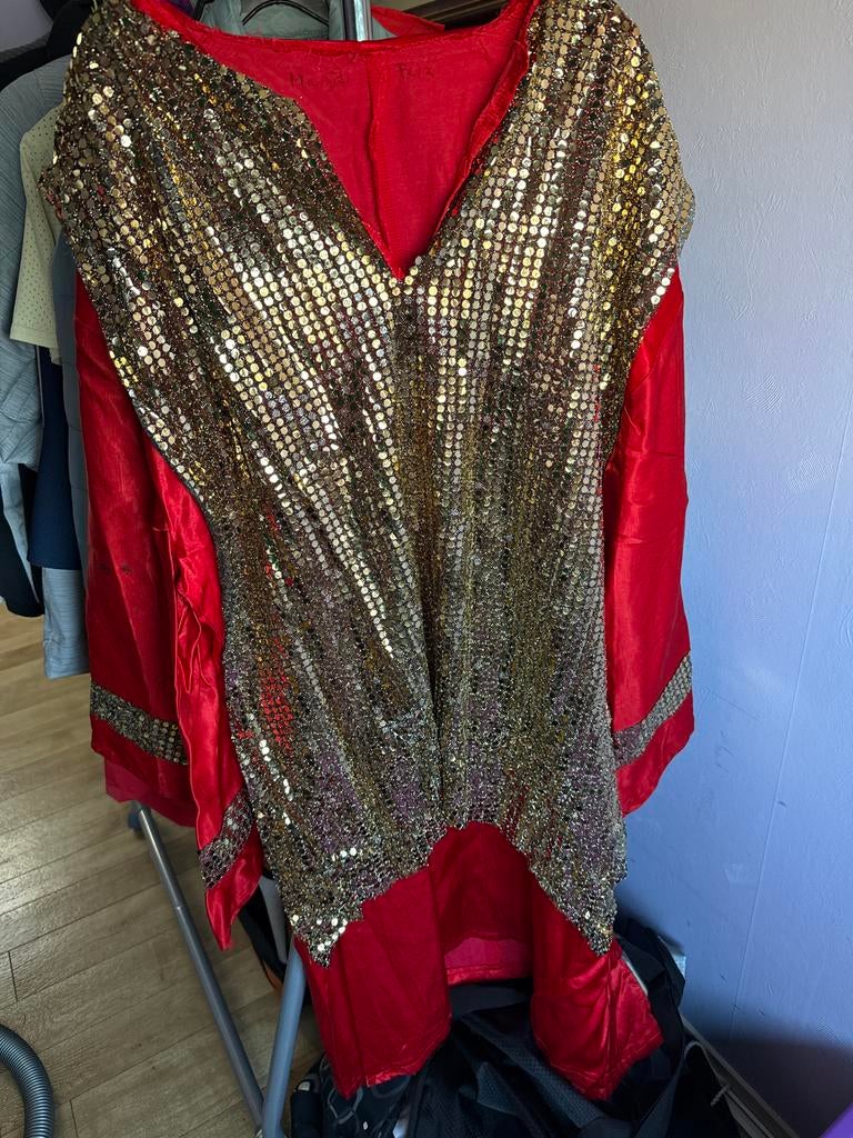 Rode pak met gouden pailletten - Maat xl, Kleding | Heren, Maat 56/58 (XL), Ophalen of Verzenden, Overige thema's, Kleding