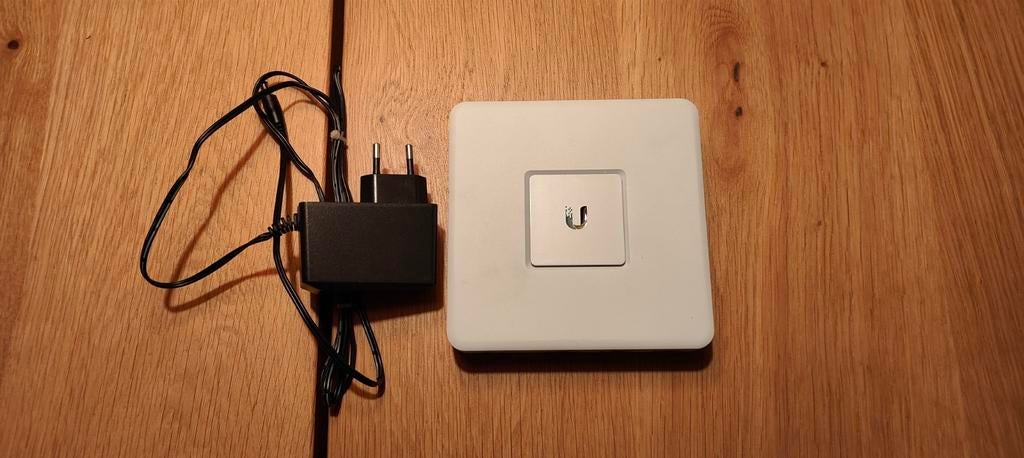 Ubiquiti UniFi router, Computers en Software, Routers en Modems, Ophalen of Verzenden, Zo goed als nieuw, Router, UniFi Ubiquiti