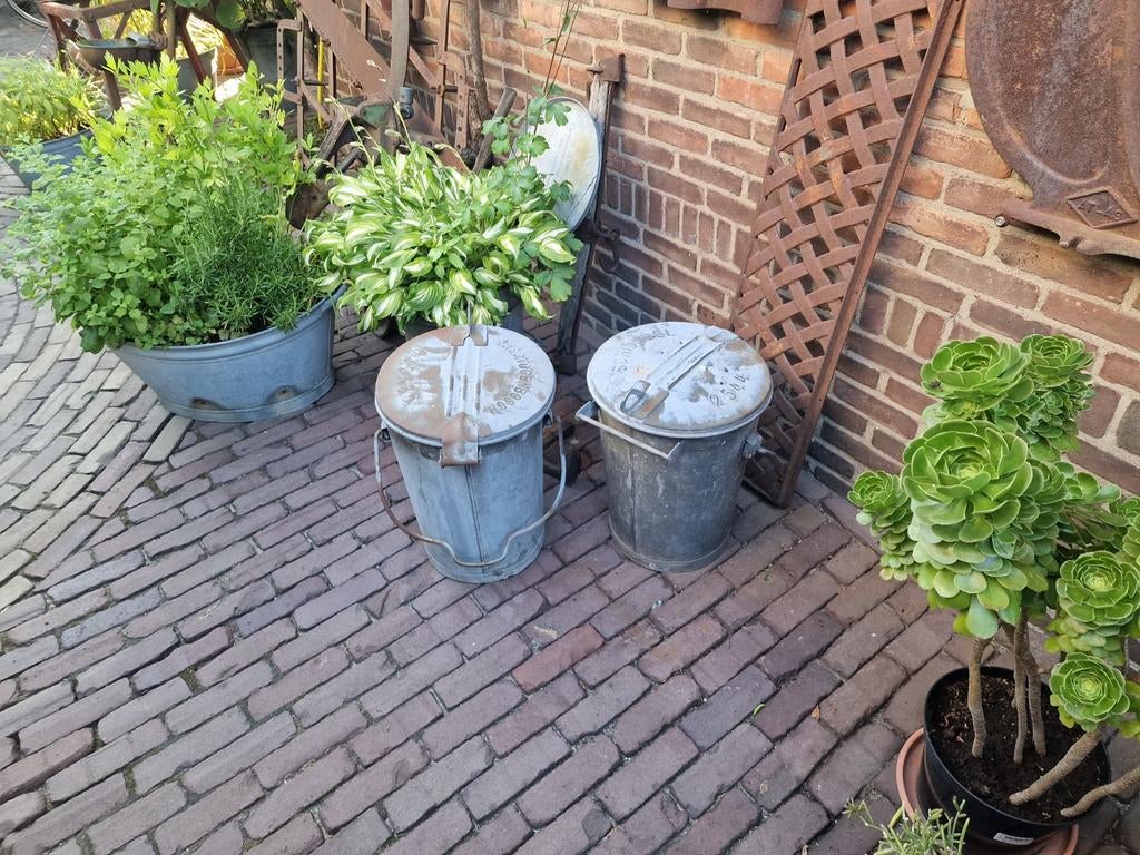 Vintage metalen afvalemmers met deksel, Ophalen, Gebruikt, Met pedaal, 50 tot 75 cm