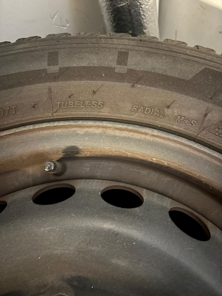 Bridgestone Blizzak 215/65R16C Winterbanden op stalen velg, Auto-onderdelen, Banden en Velgen, Band(en), Winterbanden, 17 inch