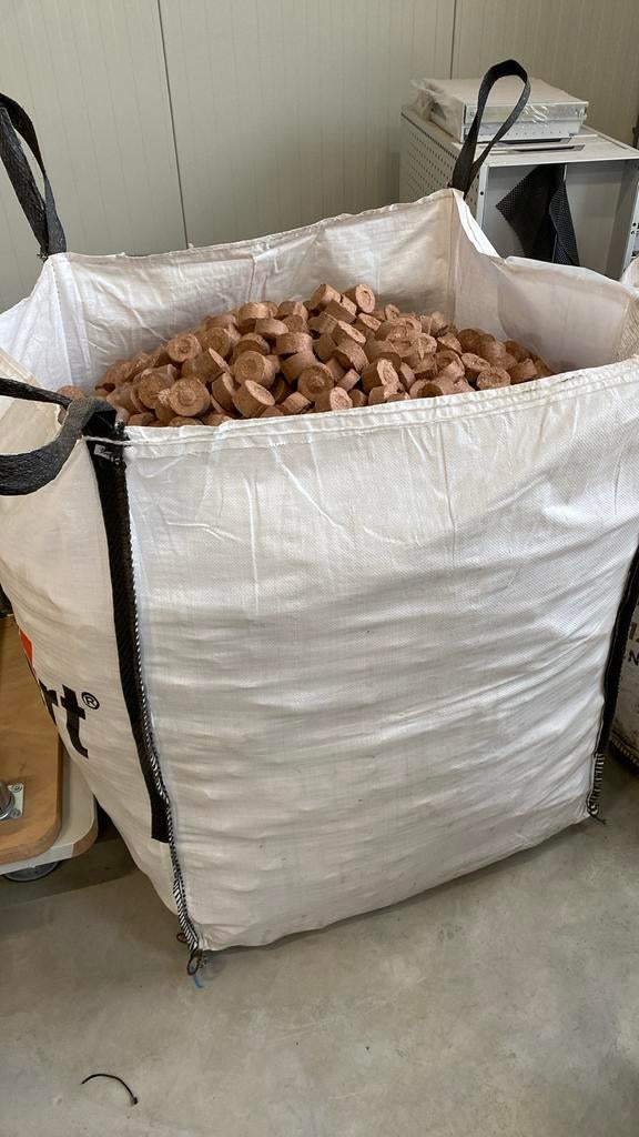 Bigbag houtbriketten of 25 kg zakken, Tuin en Terras, Haardhout, Minder dan 3 m³, Ophalen, Overige houtsoorten, Blokken