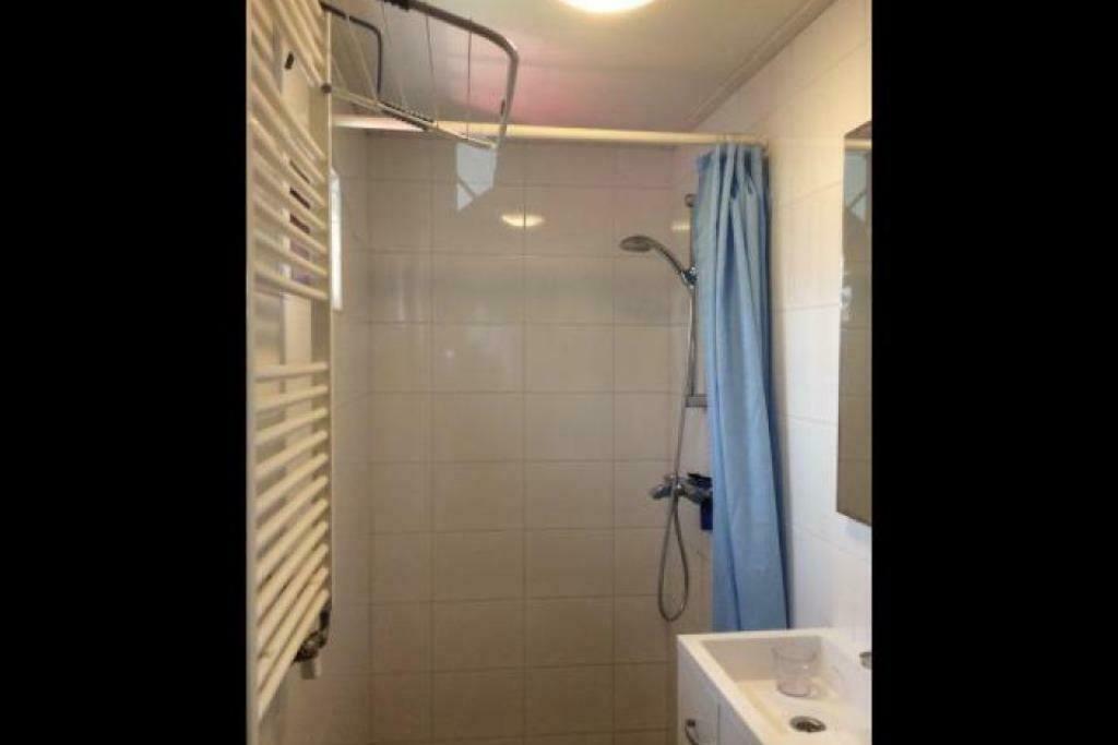 Foto 8 van Te huur: Bungalow De Heeze Ameland Ballum 6pers, bosrand
