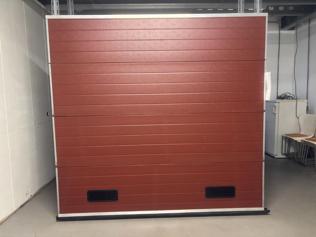 Sektionaaldeur Bruin/Rood RAL3009 met ventitalieroosters, Ophalen, 120 cm of meer, Garagedeur, 215 cm of meer