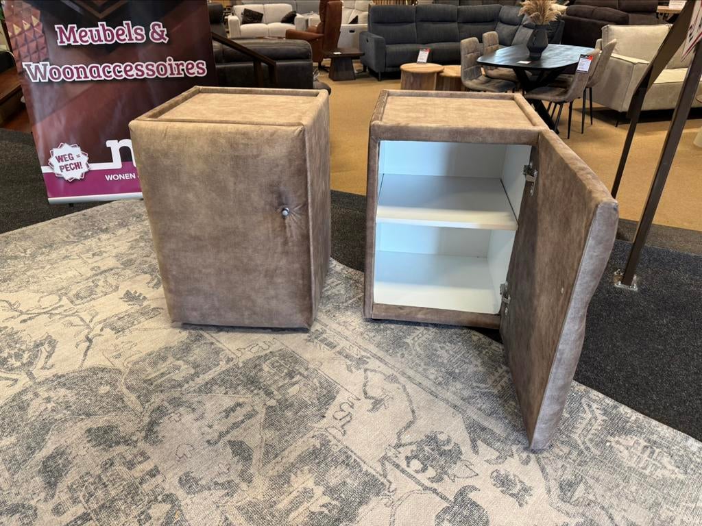 Nachtkastjes Champagne stof 2x €199, Direct/leverbaar E-7128, Ophalen, Minder dan 45 cm, Nieuw, 55 tot 70 cm
