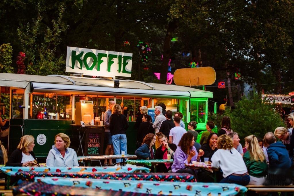 Foto 12 van foodtruck DJ-boot schoolbus te huur