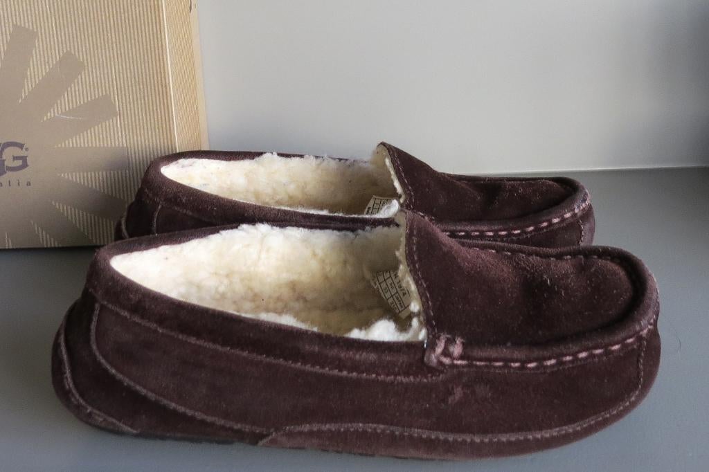 UGG - donkerbruine suède pantoffels - maat 33, Kinderen en Baby's, Kinderkleding | Schoenen en Sokken, UGG, Verzenden, Jongen of Meisje