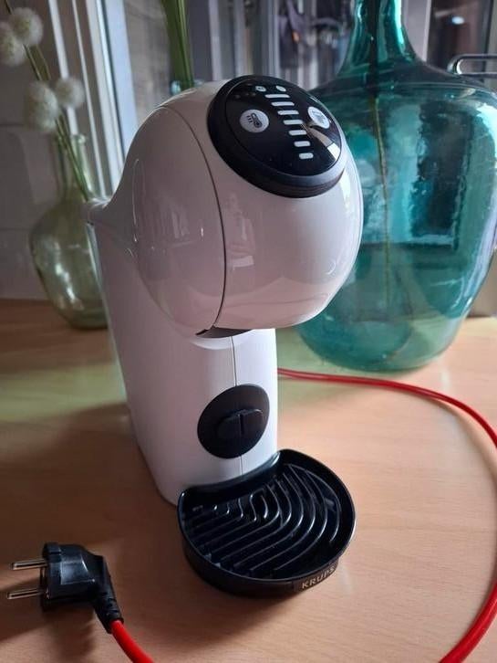 NESCAFÉ Dolce Gusto Genio KP240 en KP340., Ophalen, Koffiemachine, Zo goed als nieuw, 1 kopje