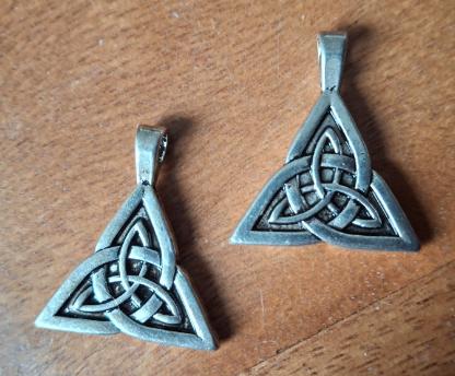 2 stuks dubbelzijdige zilverkleur hangers Keltische knoop., Ophalen of Verzenden, Nieuw, Hanger