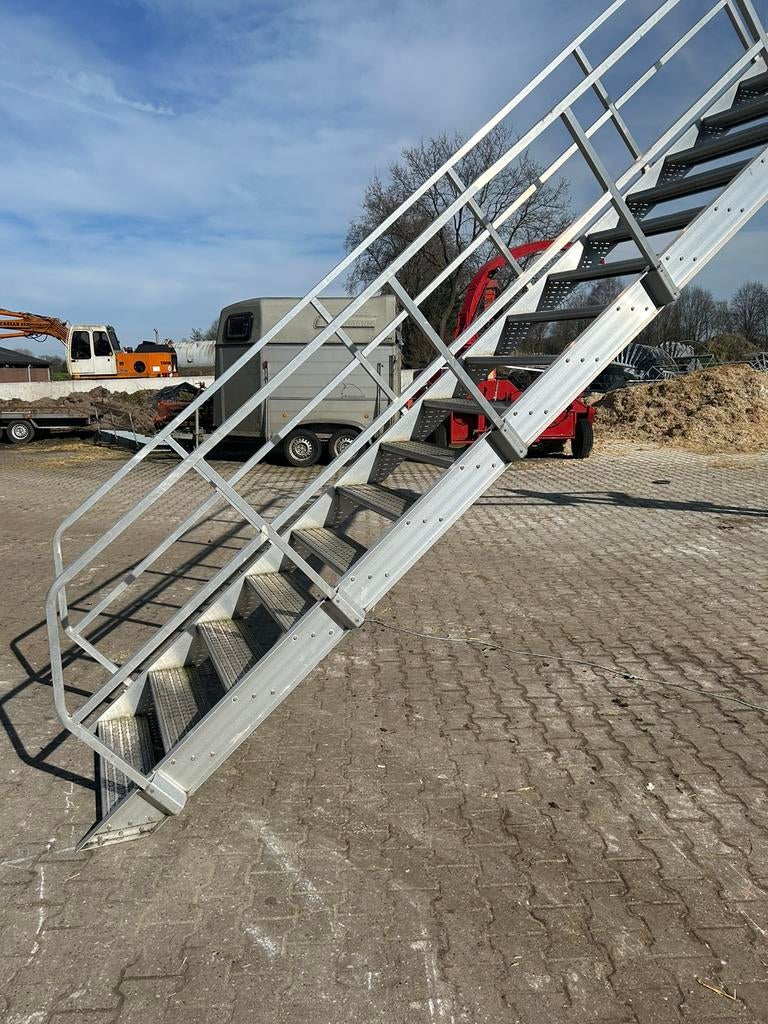 Bordestrap aluminium 3.5 hoog dichte tredes, Ophalen of Verzenden, Zo goed als nieuw, Trap, 2 tot 4 meter