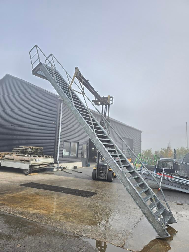 Stalen trap met bordes gegalv hoog 6.4mtr nob163, Ophalen, Zo goed als nieuw, 2 tot 4 meter