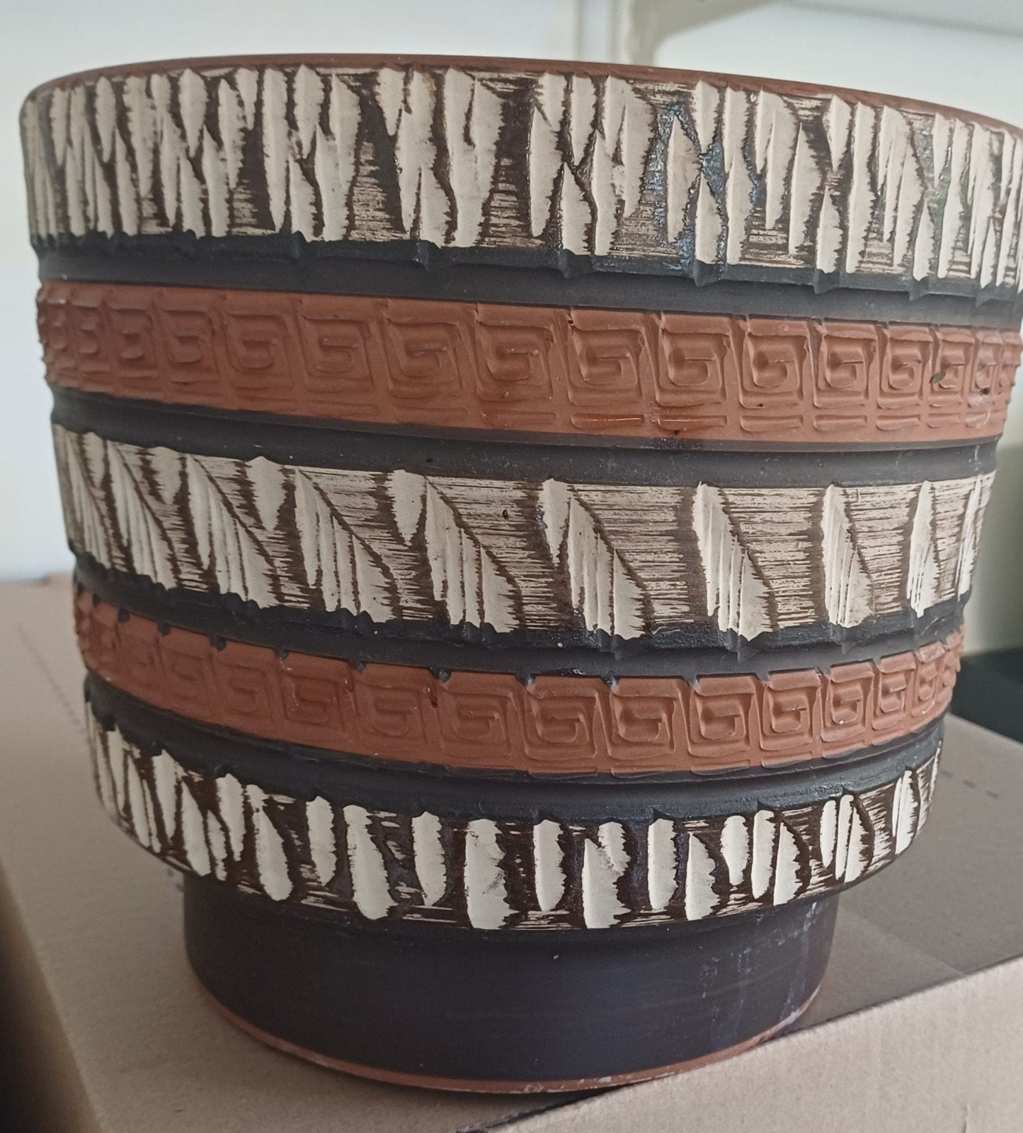 Vintage Aardewerk Bloempot met Reliëfpatroon, Gebruikt, Rond, Geribbeld, Ophalen of Verzenden