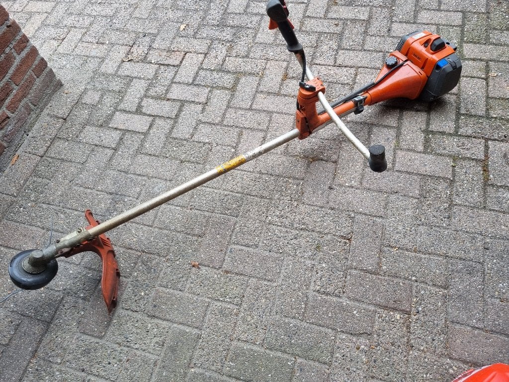 Husqvarna bosmaaier met tuigje, Ophalen, Benzine, Gebruikt, 30 tot 50 cm