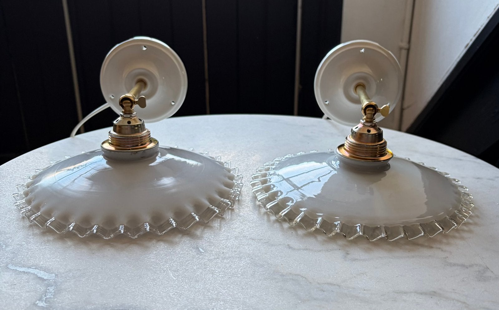Vintage 2 set Franse wit melkglas glazen kartel wandlamp, Ophalen of Verzenden, Zo goed als nieuw, Glas