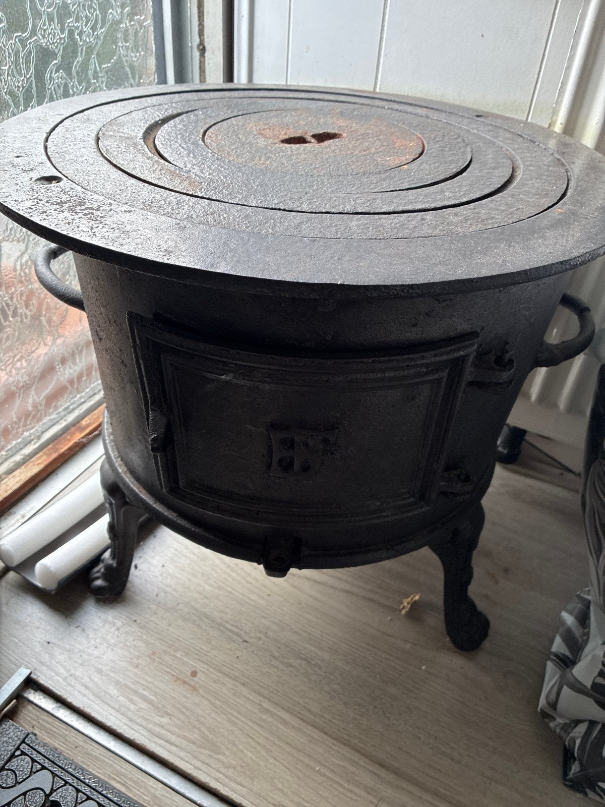 Antieke gietijzeren kachel - Decoratief en functioneel, Huis en Inrichting, Ophalen, Gebruikt, Houtkachel, Vrijstaand