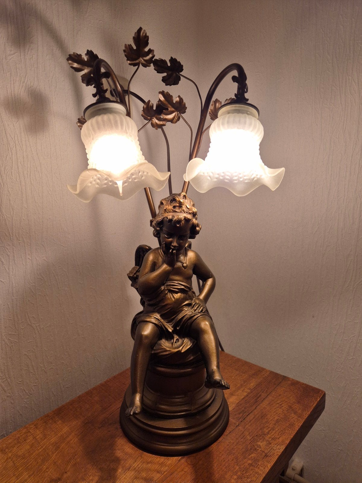 Antieke tafellamp met cherubijn en druivenranken, Antiek en Kunst, Ophalen of Verzenden