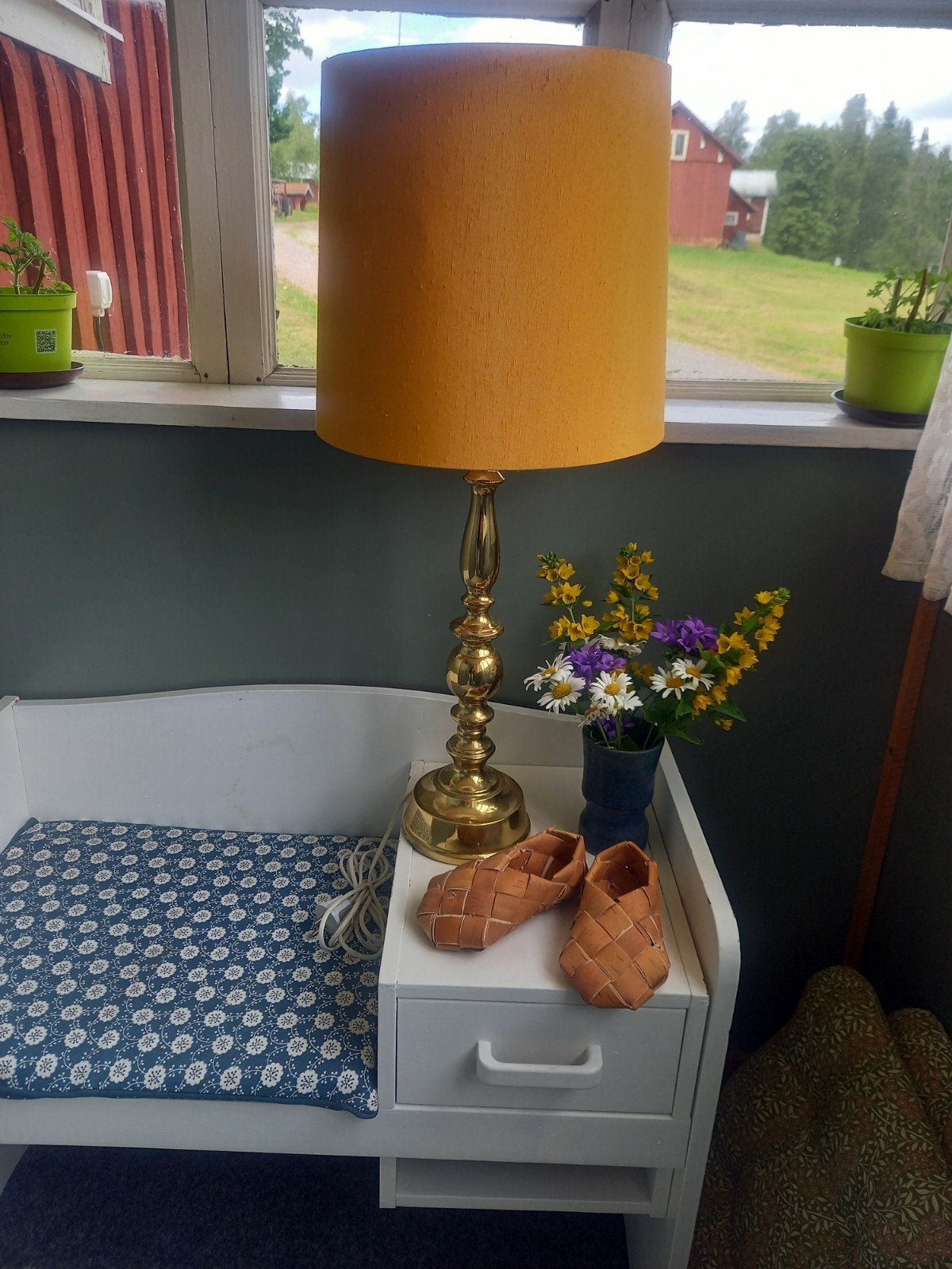 Vintage Zweedse Tafellamp Goudkleurig met Geeloranje Kap, Ophalen of Verzenden