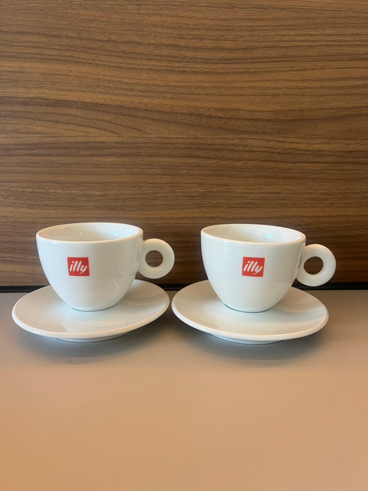 Illy koffiekopjes + bordje. 2 stuks, Ophalen of Verzenden, Zo goed als nieuw, Porselein, Bestek