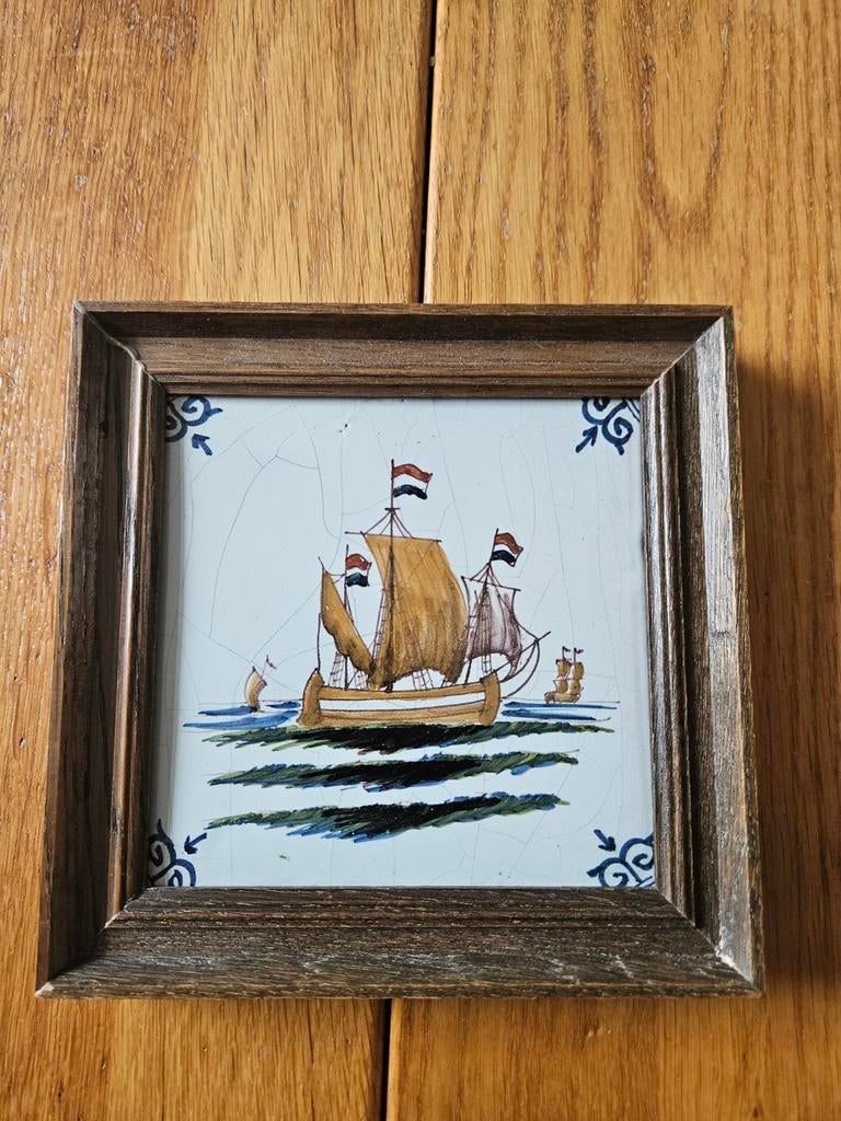 Ingelijste Makkumer tegel met Hollands schip, Antiek en Kunst, Ophalen of Verzenden