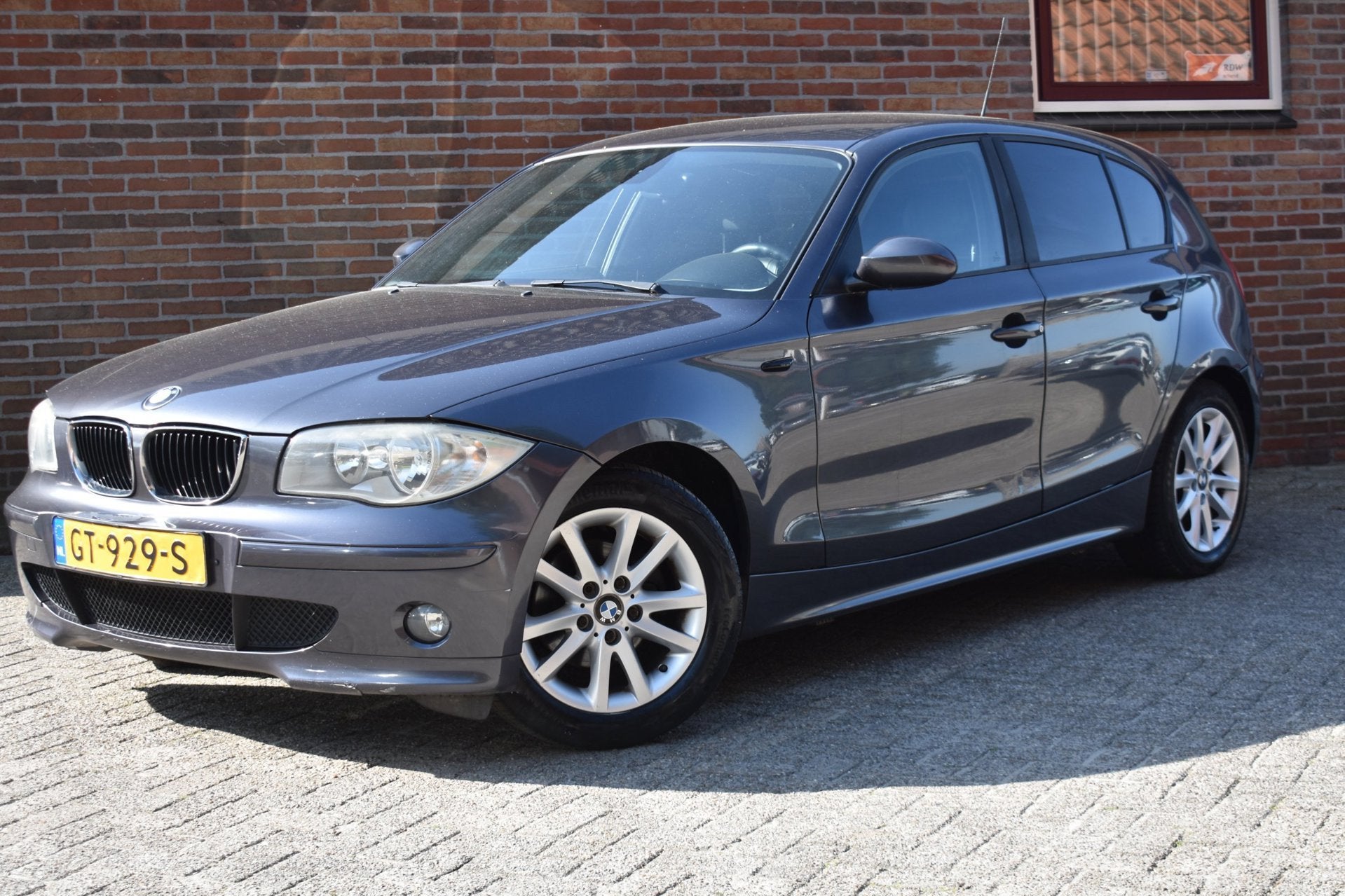 BMW 1-serie 116i High Executive '05 Motor loopt rauw, Auto's, 1596 cc, Achterwielaandrijving, Gebruikt, Zwart