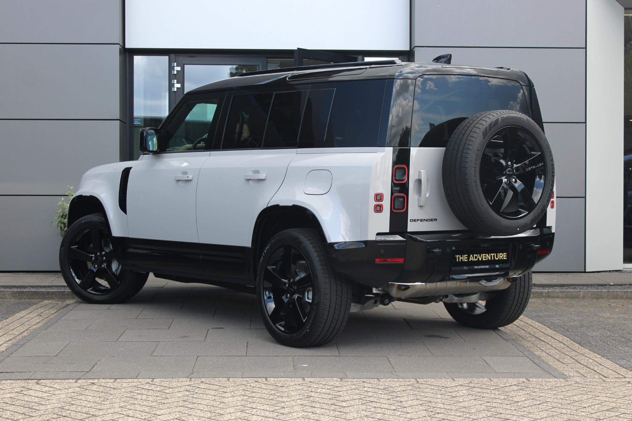 Land Rover Defender 110 P300e X-Dynamic HSE | Borasco | Cara, Auto's, Land Rover, Automaat, Gebruikt, Euro 6, Met garantie (alle)