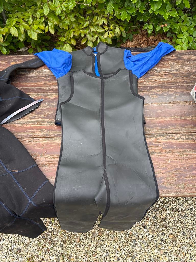 Wetsuit voor watersport - 2 paar, Dieren en Toebehoren, Ophalen of Verzenden, Zo goed als nieuw
