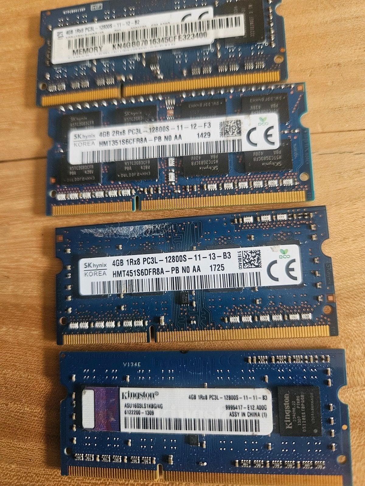 ongeveer 50 ddr3 4gb geheugen bankjes vd laptop.