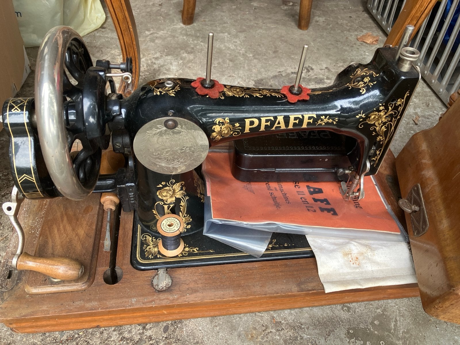 Pfaff hand naaimachine 11/12 met koffer en accessoires, Antiek en Kunst, Ophalen of Verzenden