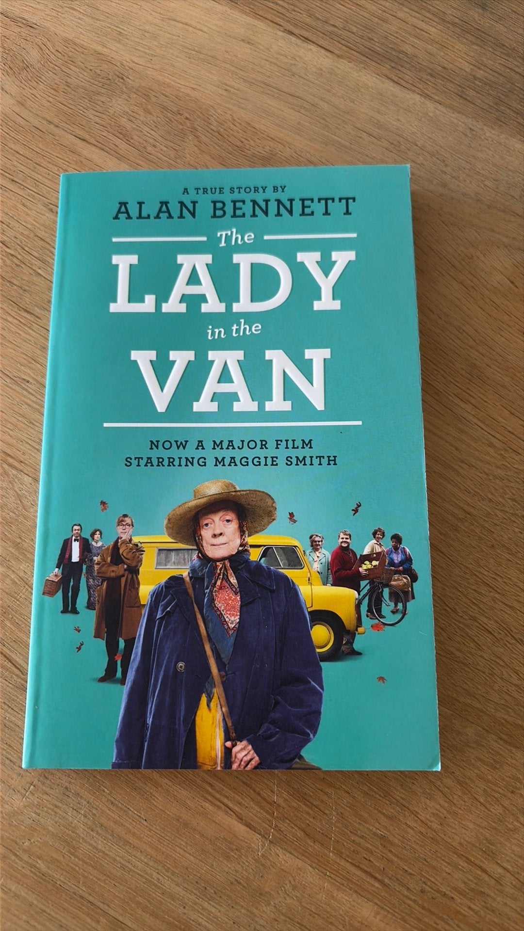 The Lady In The Van - Alan Bennett, Ophalen of Verzenden, Zo goed als nieuw, Alan Bennett, Film, Tv en Media