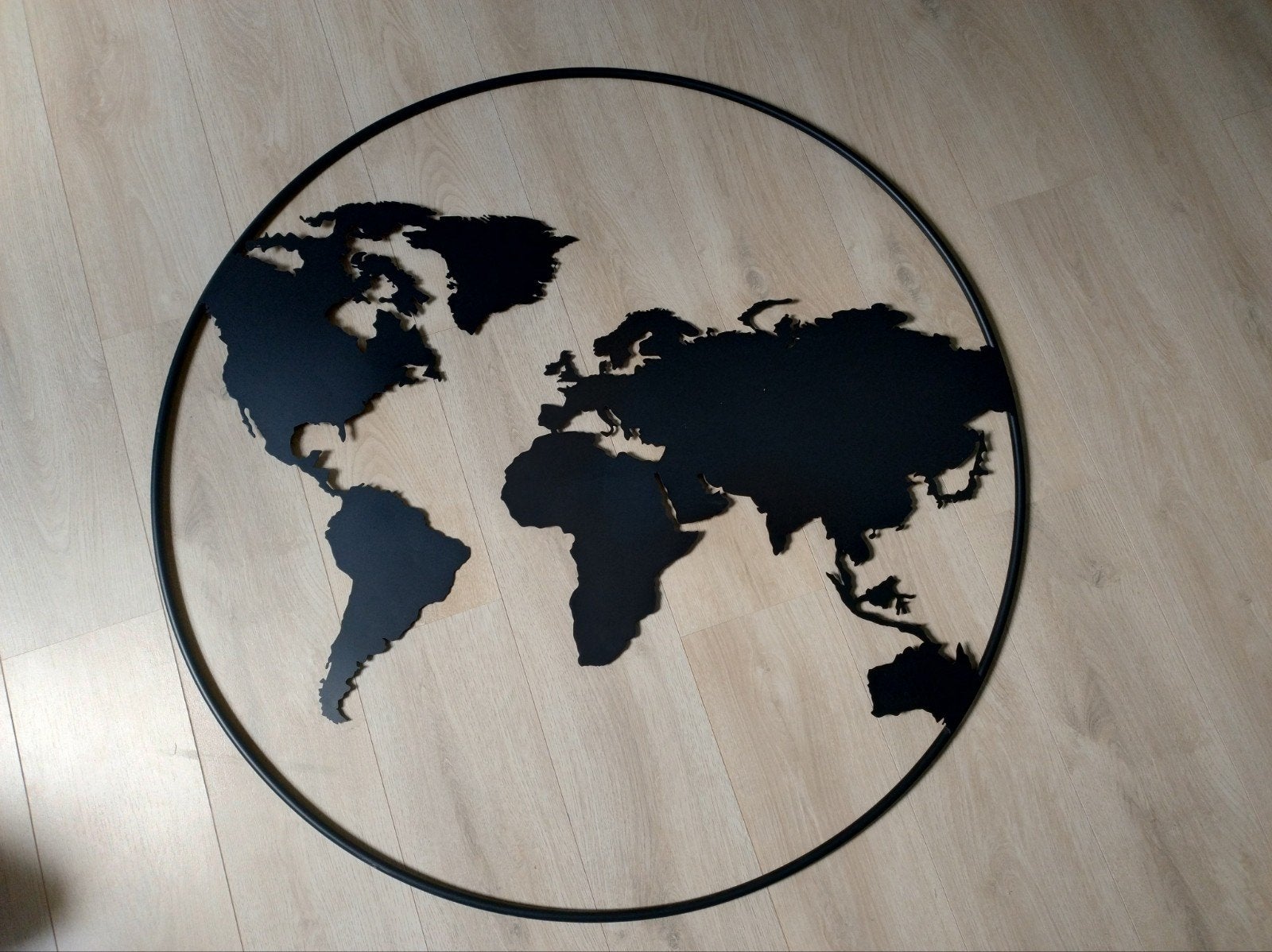 Metalen Wereldkaart Wanddecoratie - Zwart, Ø 110 cm, Ophalen, Decoratieobject, Zo goed als nieuw, 110 cm