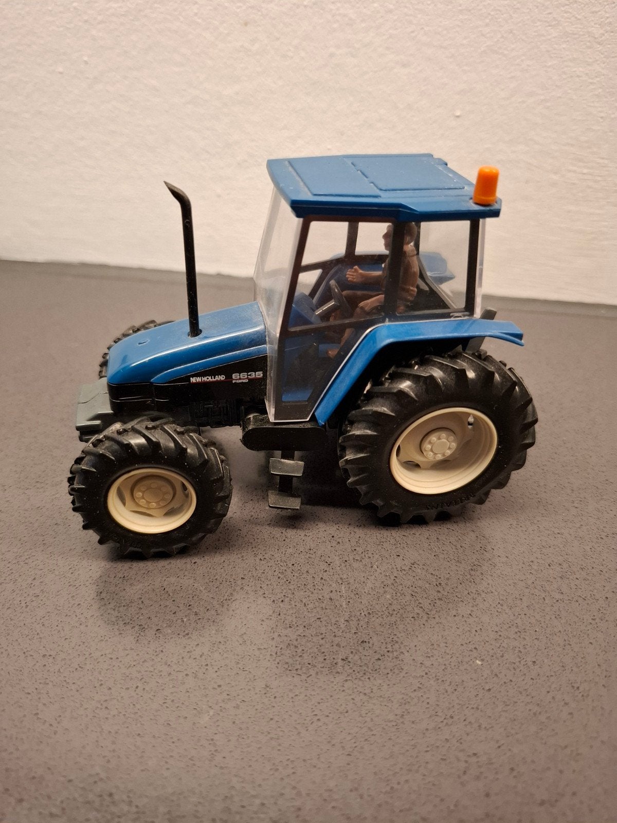 te koop britains new holland 6635, Hobby en Vrije tijd, Ophalen of Verzenden, Zo goed als nieuw, Tractor of Landbouw, Britains