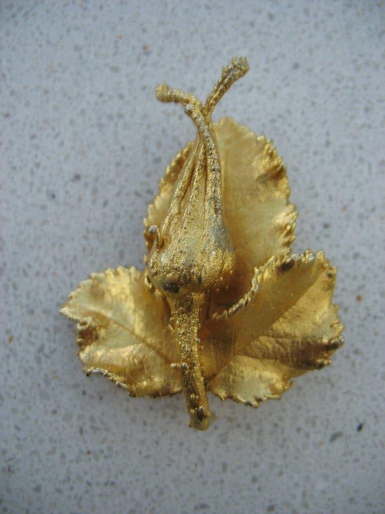 Broche Floral Brutalist Vintage * Blad met Rozenknop *, Ophalen of Verzenden, Overige materialen, Broche