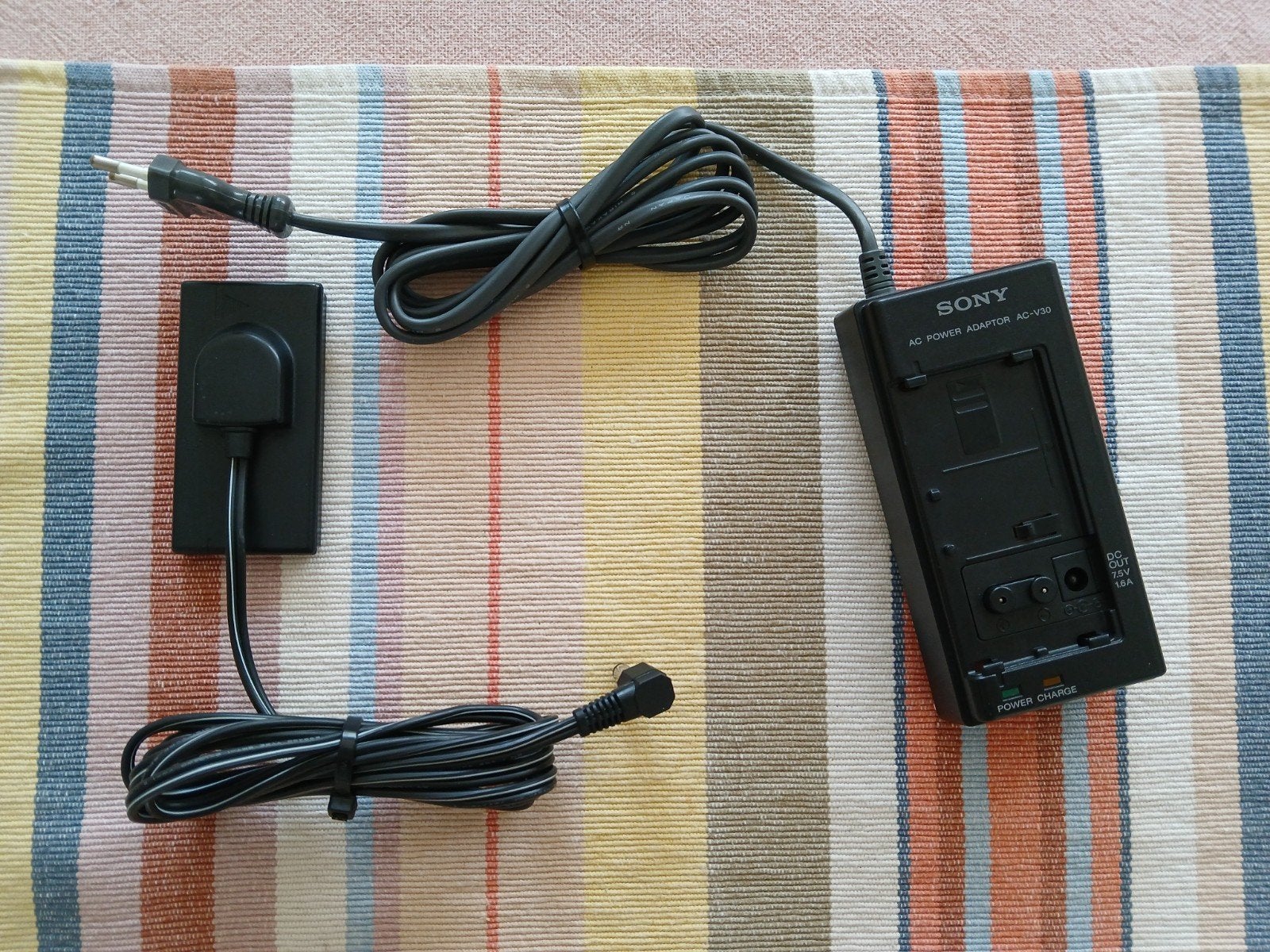 SONY AC POWER ADAPTOR AC-V30, Ophalen of Verzenden, Zo goed als nieuw