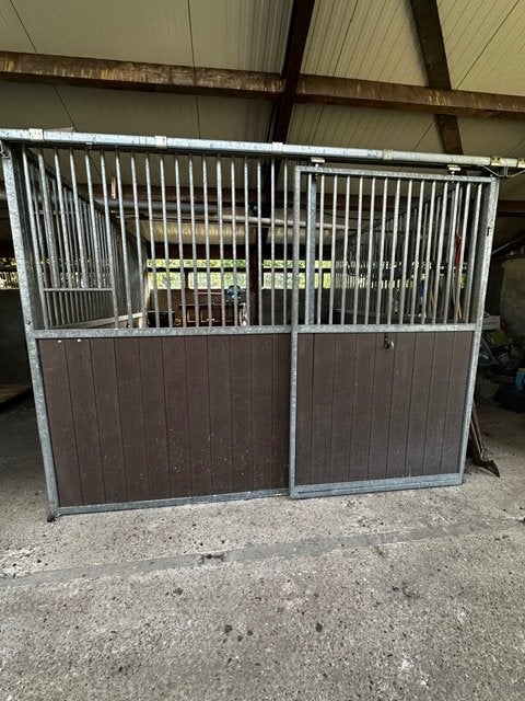 paardenboxen, Stalling, 1 paard of pony