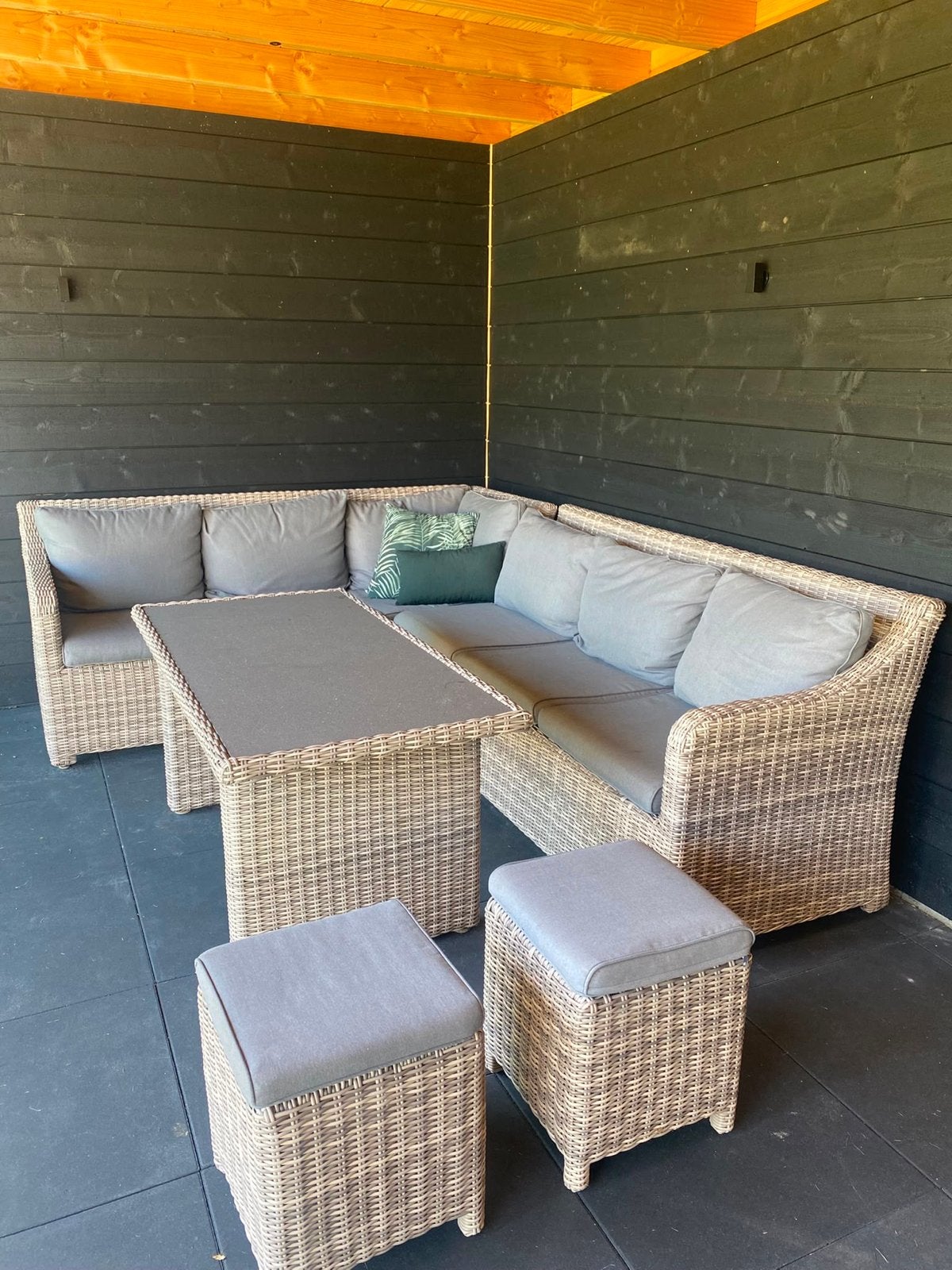 Luxe Wicker Loungeset met Tafel en Hocker, Tuin en Terras, 5 zitplaatsen, Ophalen of Verzenden, Zo goed als nieuw, Loungeset