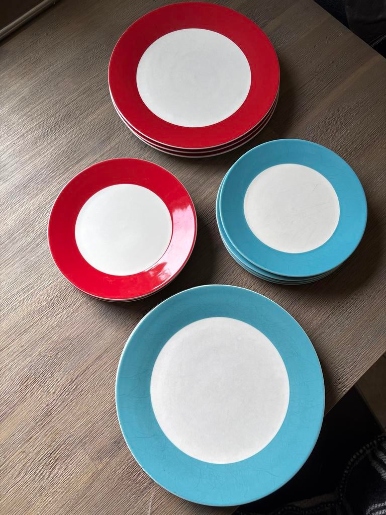 Hema borden. Set 13 gekleurde borden (rood en blauw), Huis en Inrichting, Keuken | Servies, Gebruikt, Keramiek, Ophalen of Verzenden