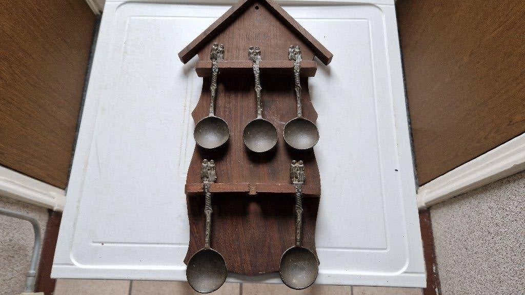 oud houten wandbord met 5 antieke lepels, Ophalen of Verzenden
