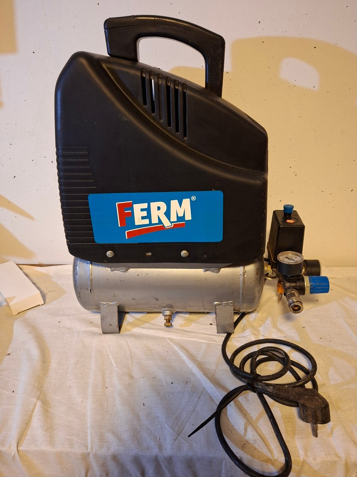 Ferm Compressor - Compact en Mobiel, Doe-het-zelf en Verbouw, Gebruikt, 6 tot 10 bar, Ophalen of Verzenden, Minder dan 200 liter/min