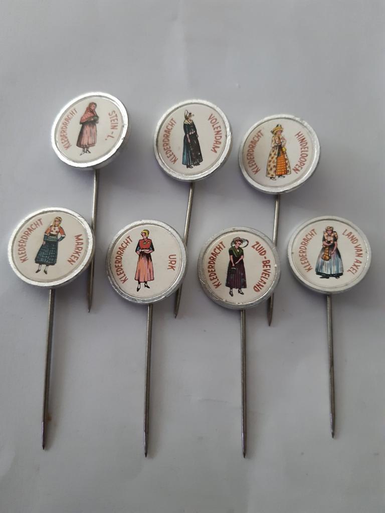 8 Speldjes klederdracht van Nederland, Ophalen of Verzenden, Zo goed als nieuw, Stad of Land, Speldje of Pin