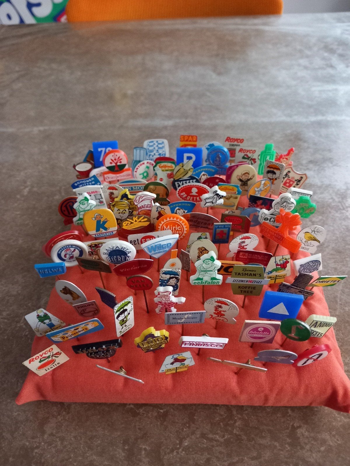 Collectie vintage speldjes/ pins van diverse merken, Verzamelen, Ophalen of Verzenden, Gebruikt, Merk, Speldje of Pin