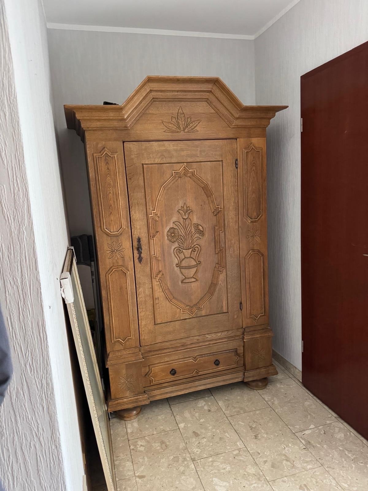 Antieke Eikenhouten Kast met Handgesneden Details, Antiek en Kunst, Ophalen