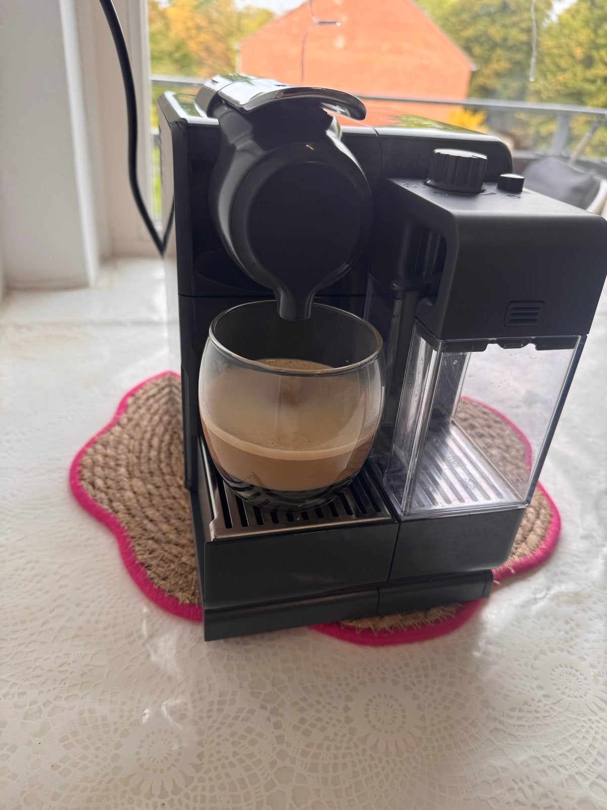 Nespresso De'Longhi EN560.B Lattissima Touch Koffiemachine, Koffiemachine, Ophalen of Verzenden, Zo goed als nieuw, 2 tot 4 kopjes