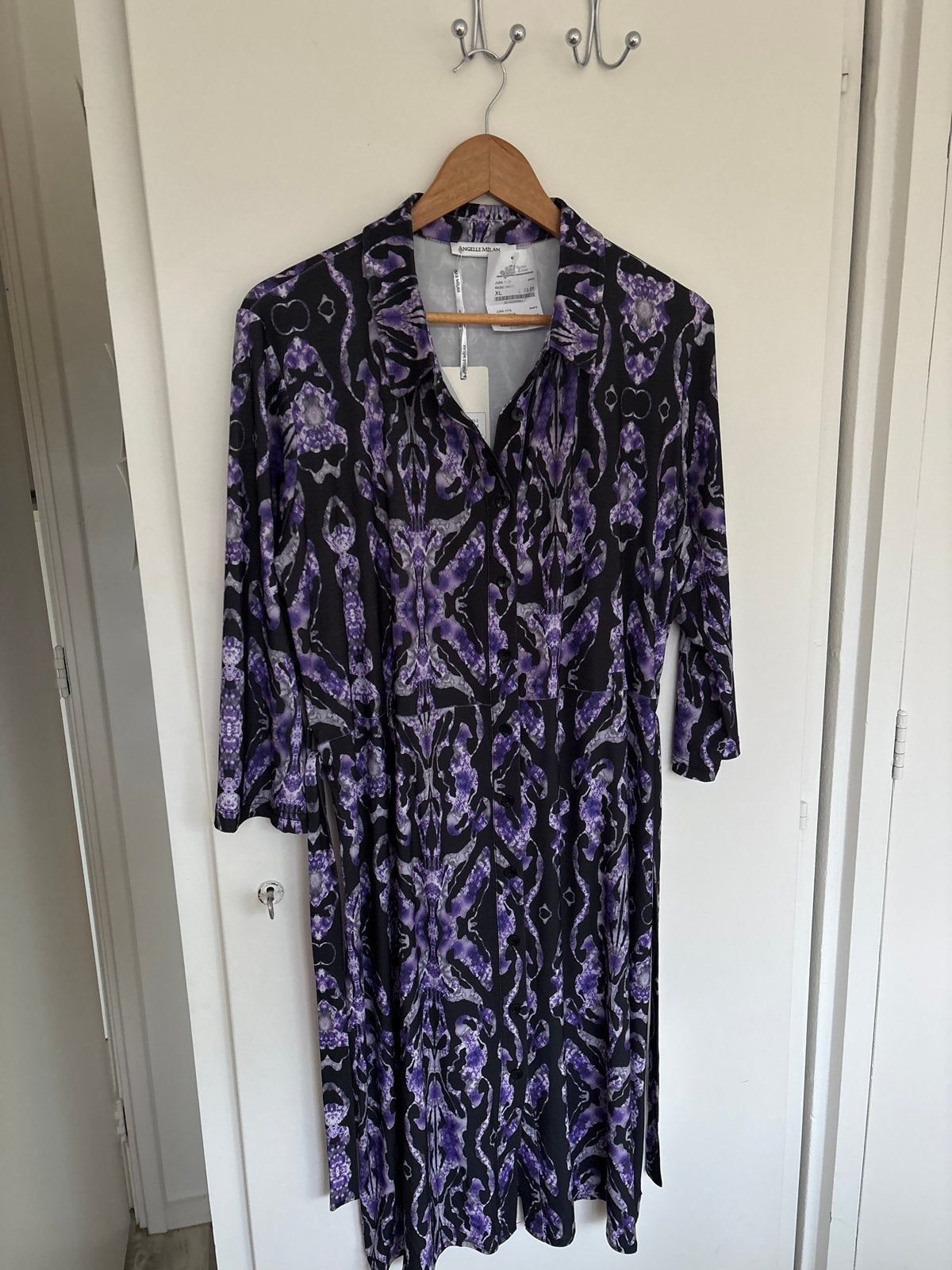 Angelle Milan Jurk met paarse print en strikceintuur, Kleding | Dames, Jurken, Paars, Maat 46/48 (XL) of groter, Nieuw, Ophalen of Verzenden