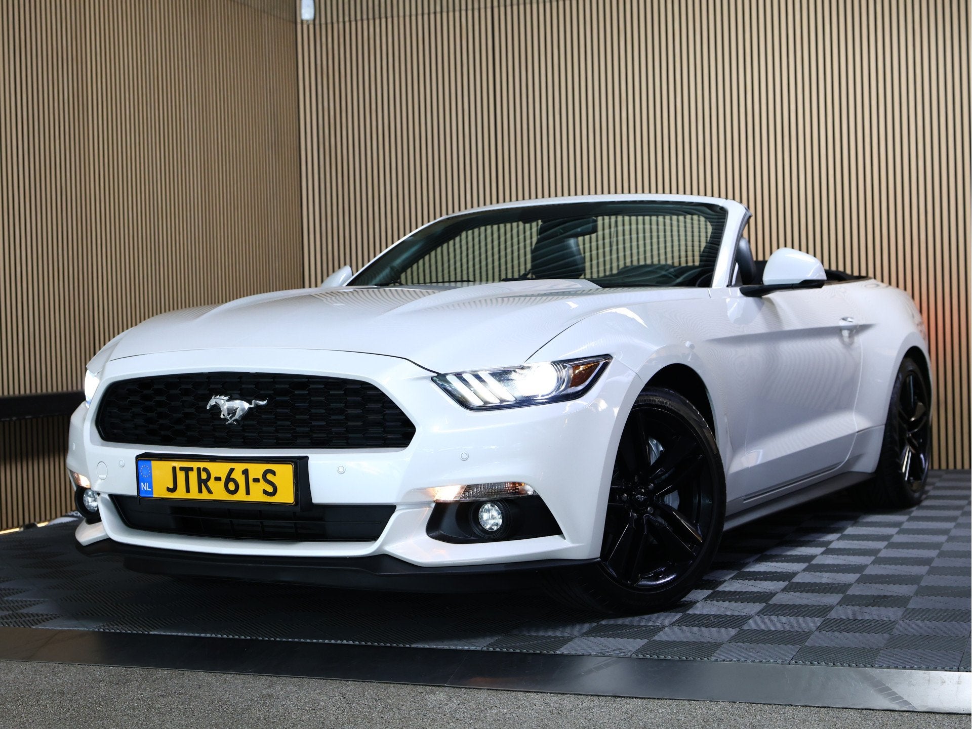 Ford Mustang Convertible 2.3 EcoBoost AVM NAVI CLIMA CAMERA, 13 km/l, Achterwielaandrijving, Gebruikt, 4 cilinders